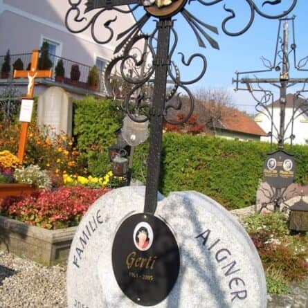 Kaufen Sie den Einzelgrab Aigner jetzt bei Stoneart