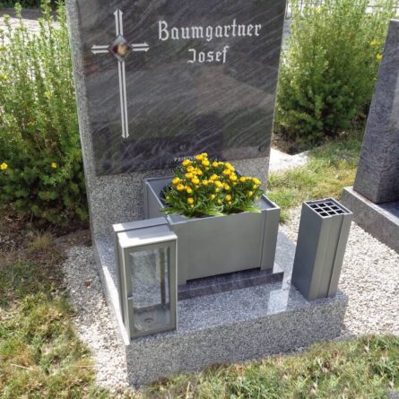 Kaufen Sie den Urnengrab Baumgartner jetzt bei Stoneart