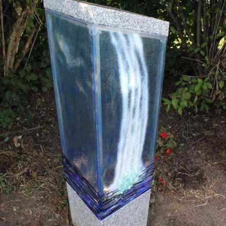 Kaufen Sie den Urnengrab Licht Säule Blau Garten jetzt bei Stoneart