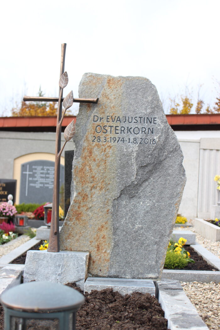 Natursteingrab Osterkorn